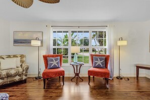 Télévision à écran plat, table de tennis de table