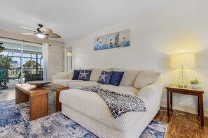 Télévision à écran plat, table de tennis de table