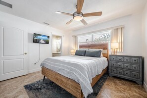 4 habitaciones, tabla de planchar con plancha, cuna de viaje y wifi