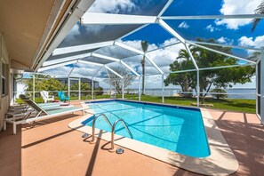 A heated pool - Picturesque Watefront, Heated Pool, Ping Pong Table - Villa Sunset Riverhouse - Roelens Vacations (Cape Coral)