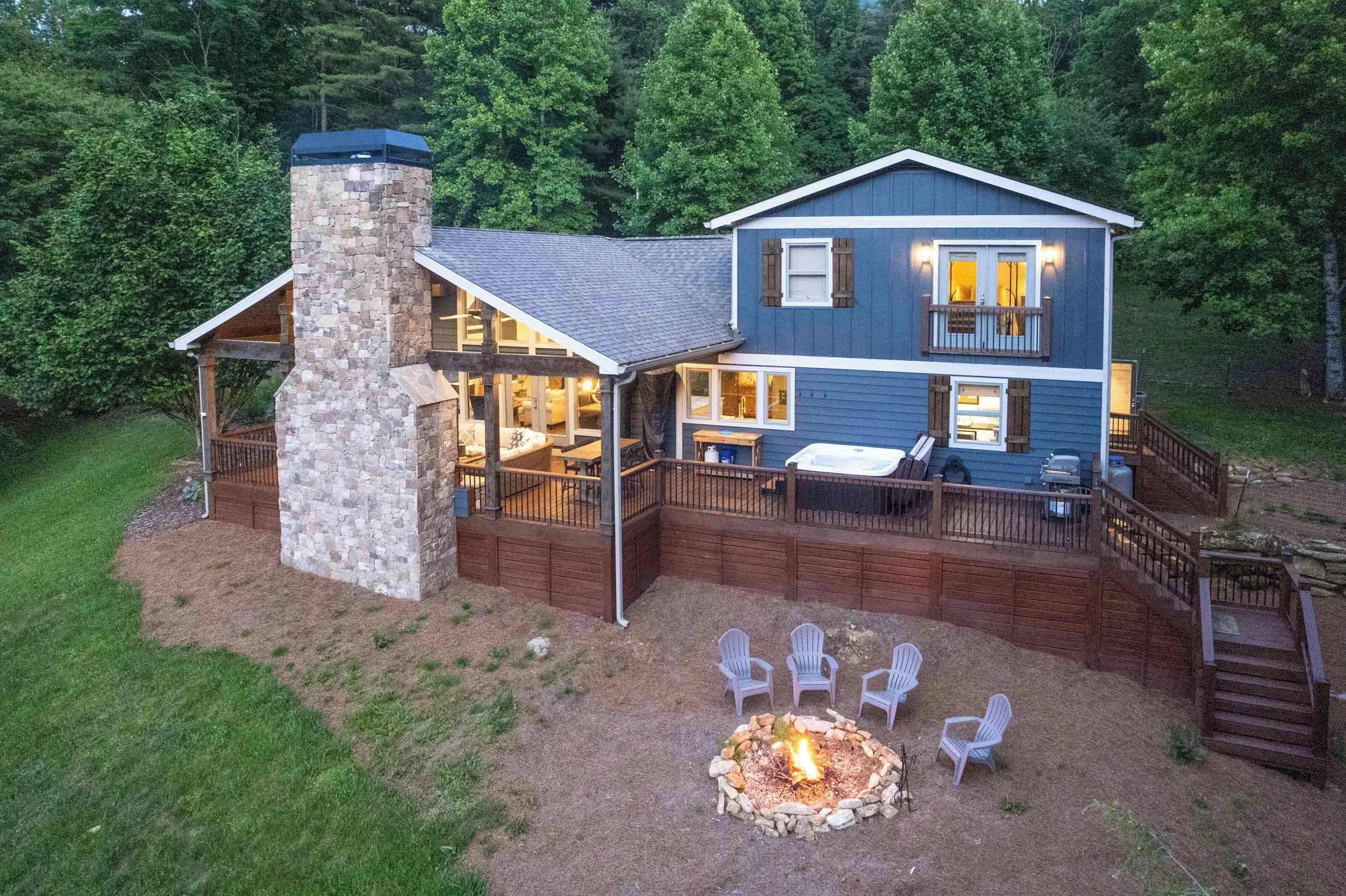 Blue Comanche Upscale Mountain Home with a Hot Tub near Lake