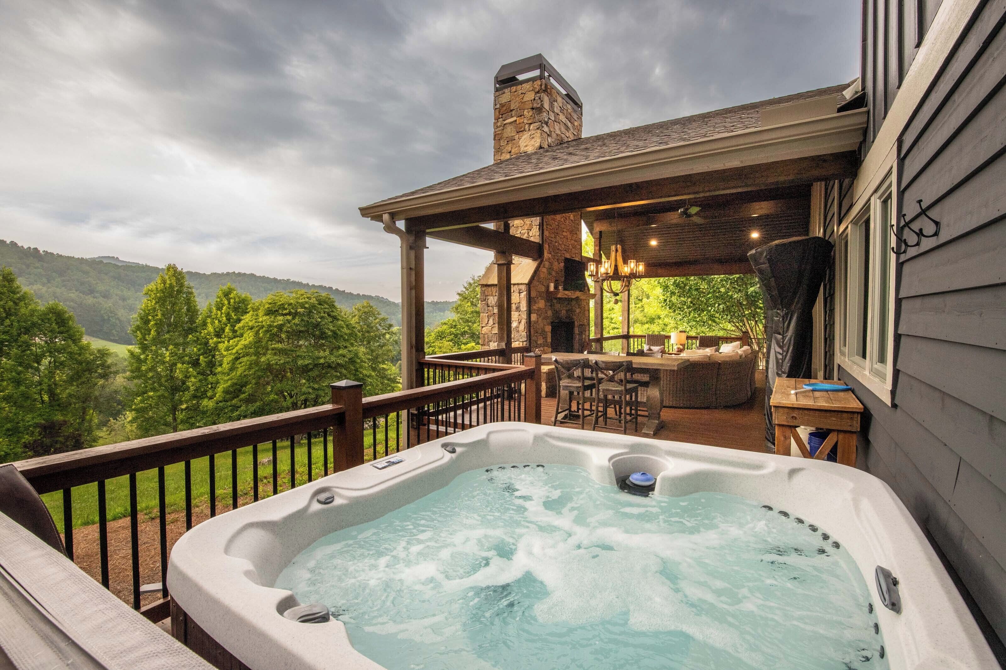 Blue Comanche Upscale Mountain Home with a Hot Tub near Lake