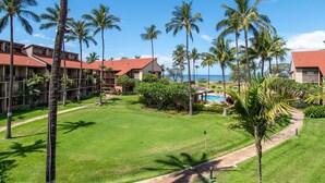 Ein Resort mit mehreren Gebäuden, einem Schwimmbad und Palmen.