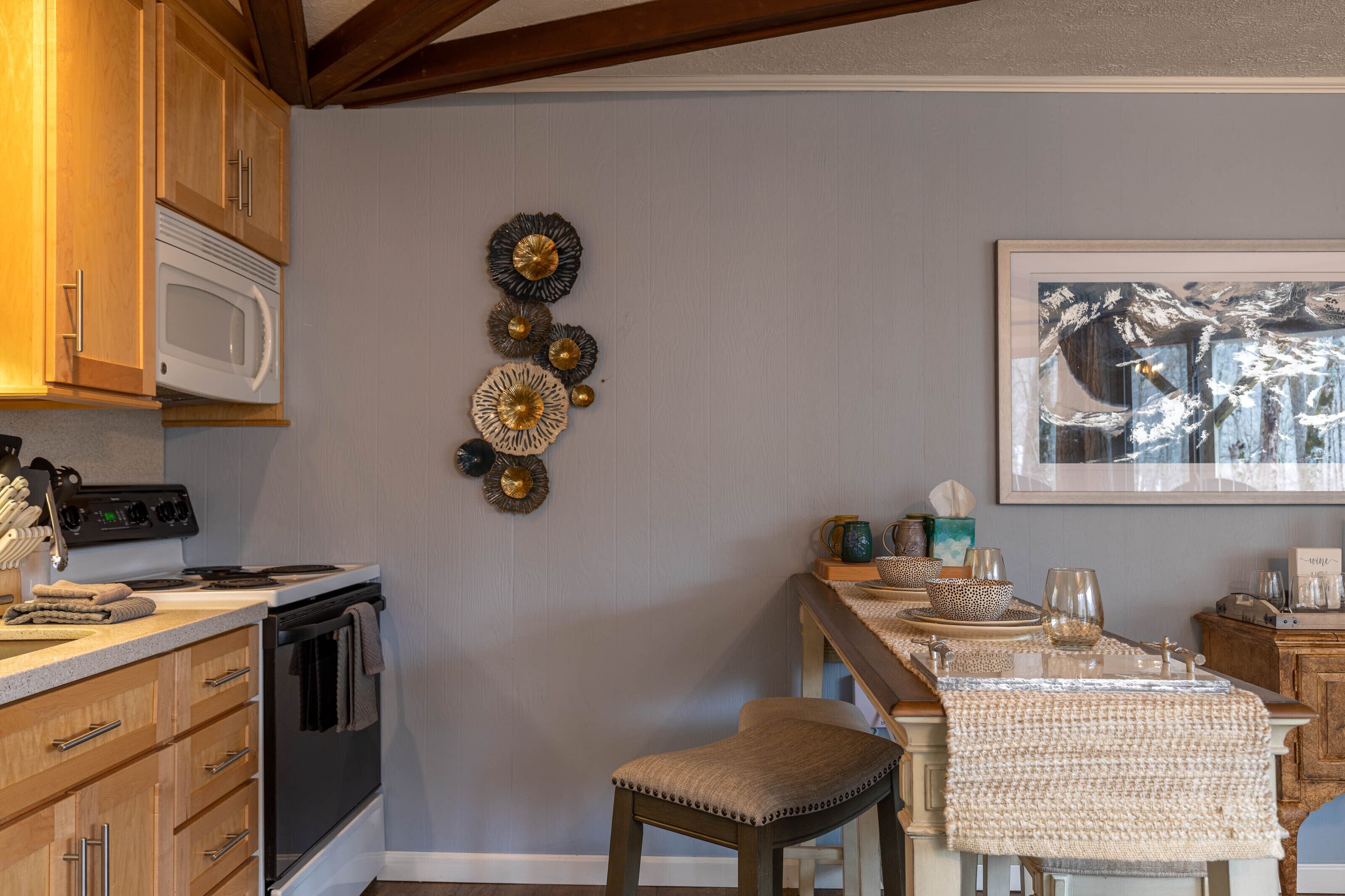 Sugar's Edge Luxury Treehouse - 2-level condo, walk to shuttle for Sugar Mountain