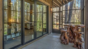 Outdoor dining - The Otter Side - Pet Friendly | CreekFront | Mountain Modern Luxury (Epworth)