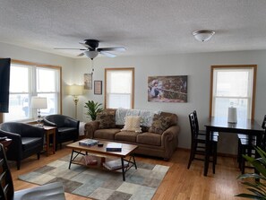 Smart TV, fireplace, foosball - Cityscape! Pro Cleaned, Self Check In, Sleeps 10 (Mount Pleasant)