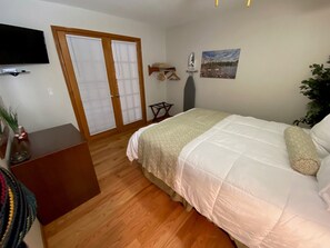 4 bedrooms, desk, iron/ironing board, travel crib - Cityscape! Pro Cleaned, Self Check In, Sleeps 10 (Mount Pleasant)