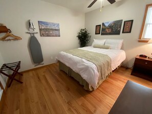 4 quartos, escrivaninha, ferros/tábuas de passar roupa, berço de viagem