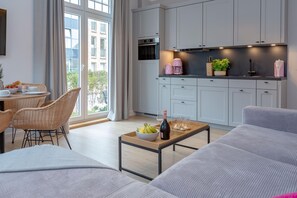 Een modern appartement met een eethoek, keuken en woonkamer.