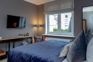 2 bedrooms, iron/ironing board, WiFi
