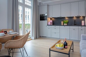 Fridge, oven, stovetop, dishwasher