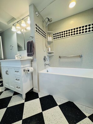 Shower, hair dryer, towels, soap - Serene Upscale Retreat - Walk to downtown (Moscow)