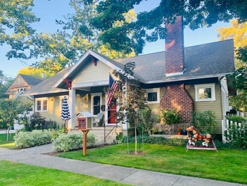 Serene Upscale Retreat - Walk to downtown