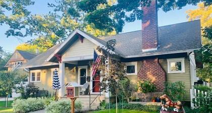 Serene Upscale Retreat - Walk to downtown