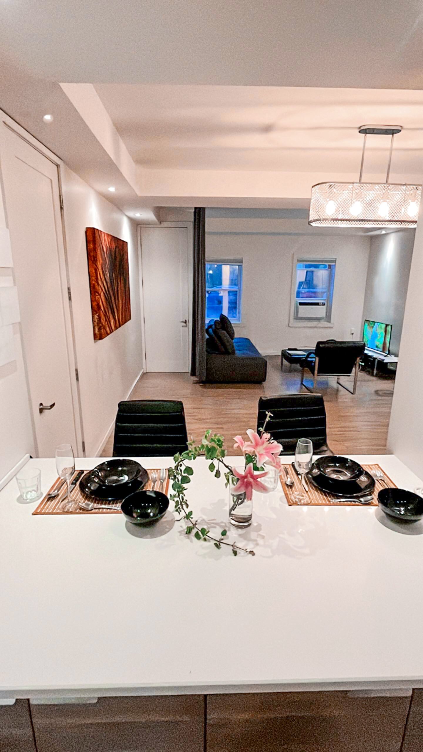 Trendy Luxurious Open Concept Studio with 120" home theatre - 3 min from Village