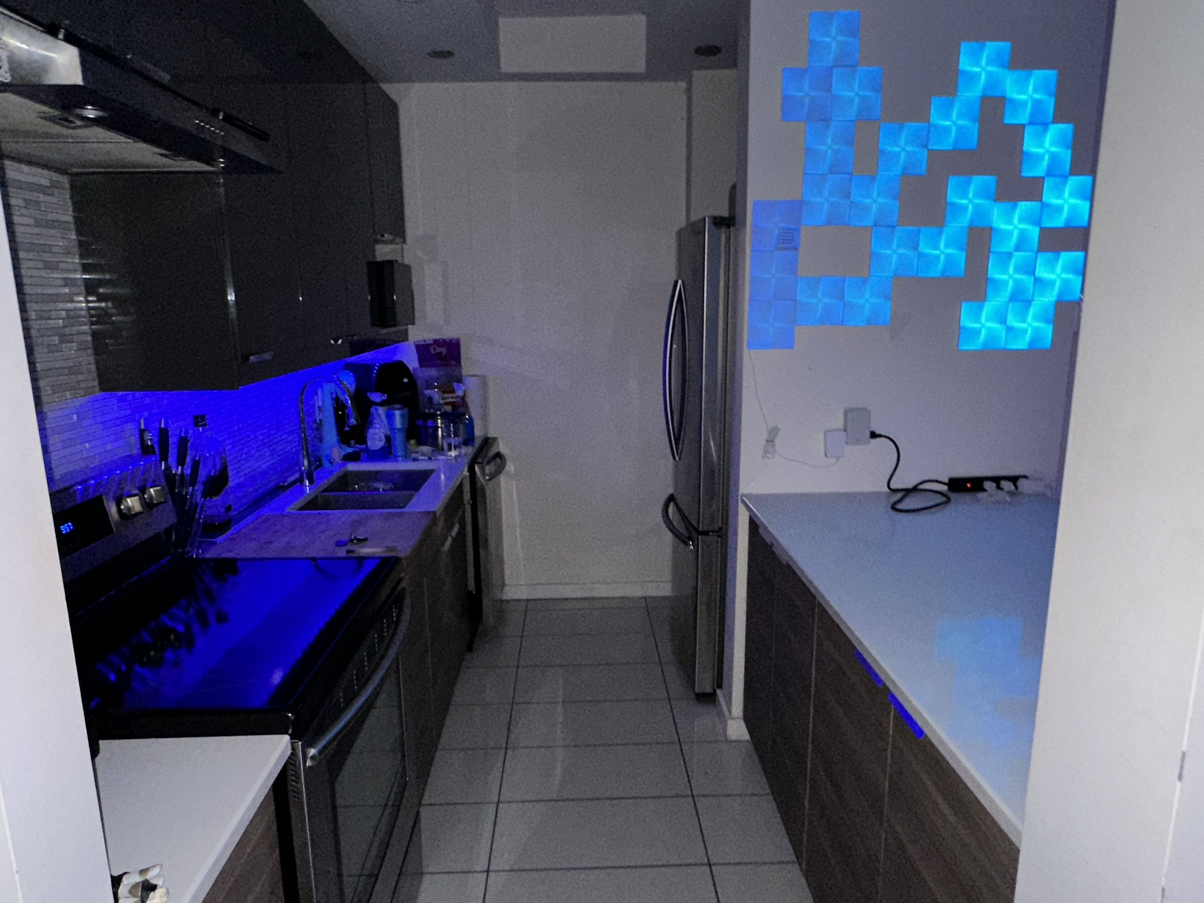 Trendy Luxurious Open Concept Studio with 120" home theatre - 3 min from Village