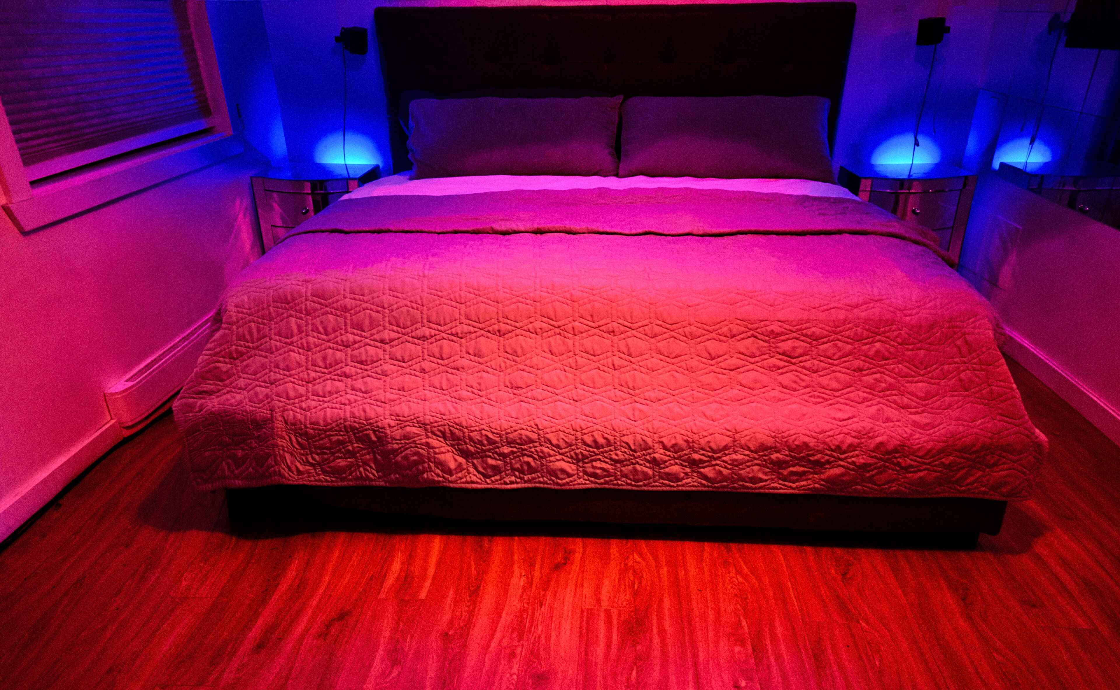 Trendy Luxurious Open Concept Studio with 120" home theatre - 3 min from Village