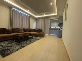 Una sala de estar moderna con un sofá modular, una mesa de centro y una alfombra.