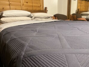 4 عدّة غرف نوم ومكواة/لوح كي وواي فاي مجانًا وملاءات أسرّة