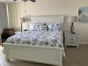 2 bedrooms, travel cot, WiFi, bed sheets - SPACIOUS Relaxing Beachfront 2bdrm-2 bath condo with beach and pool view!
ENJOY! (Madeira Beach)