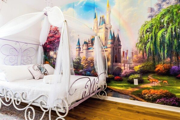 4 bedrooms, desk, iron/ironing board, travel cot