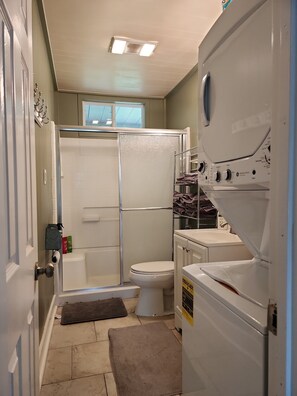 Douche, sèche-cheveux, serviettes fournies, savon