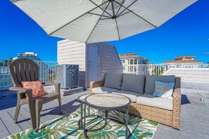 Terrace/patio - Spacious 3 Bedroom Gulf Side Townhome with Rooftop Sun Deck On Siesta Key! (Siesta Key)