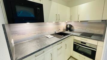 Kühlschrank, Mikrowelle, Ofen, Herdplatte