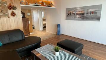 Fernseher, Tischtennisplatte, Stereoanlage