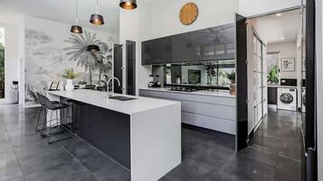 Frigorífico, microondas, horno y placa de cocina