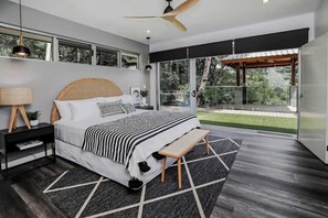 4 bedrooms, iron/ironing board, WiFi, bed sheets