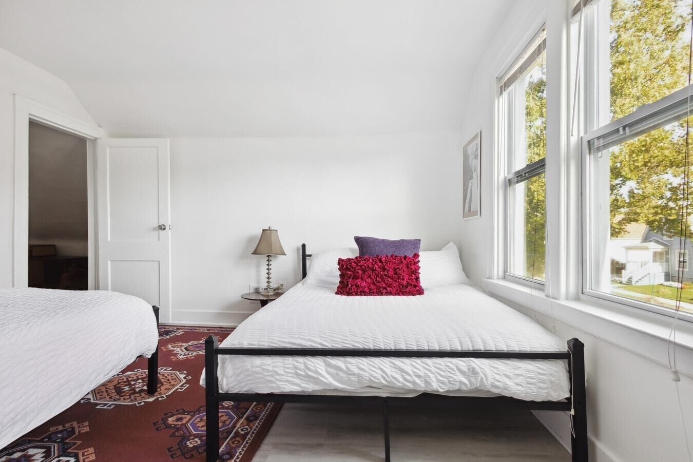 Black Artistry House | Sleeps 10 | Spacious Backyard