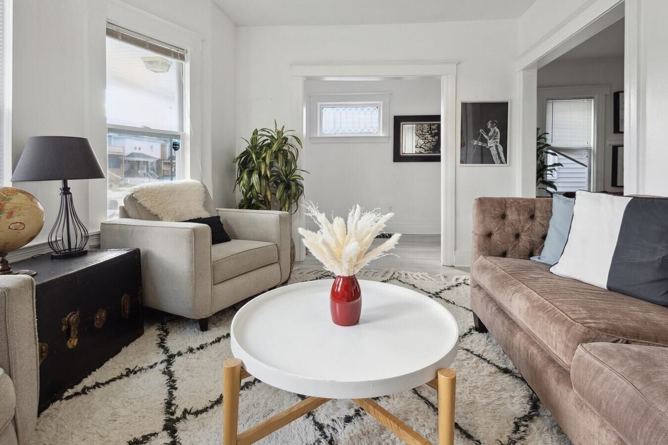 Black Artistry House | Sleeps 10 | Spacious Backyard