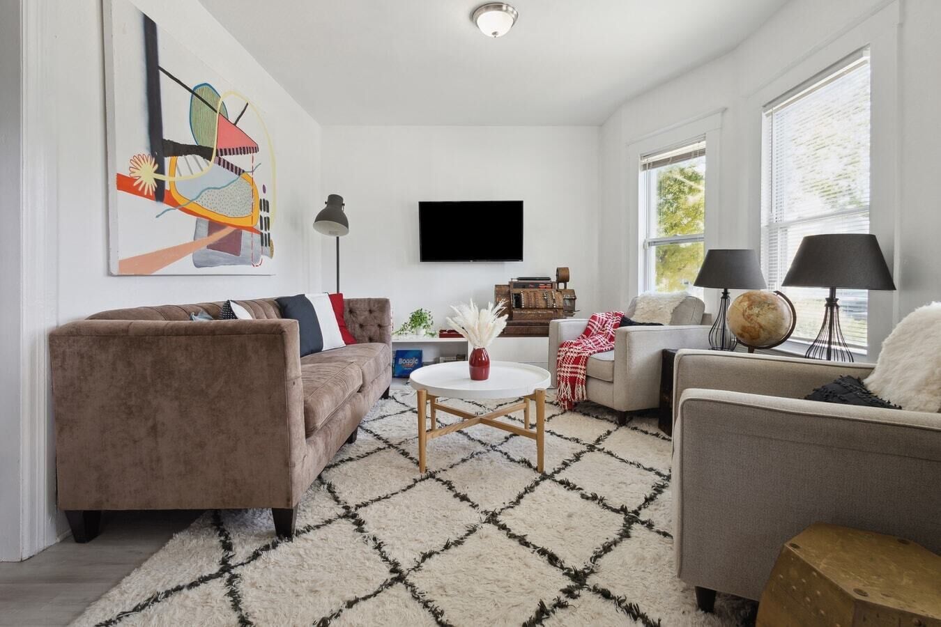 Black Artistry House | Sleeps 10 | Spacious Backyard