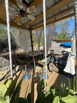 Outdoor dining - Good Location / Good people AND GOOD VIBES ONLY (Spring Hill)