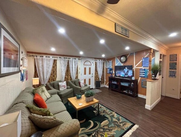 Smart TV - Good Location / Good people AND GOOD VIBES ONLY (Spring Hill)