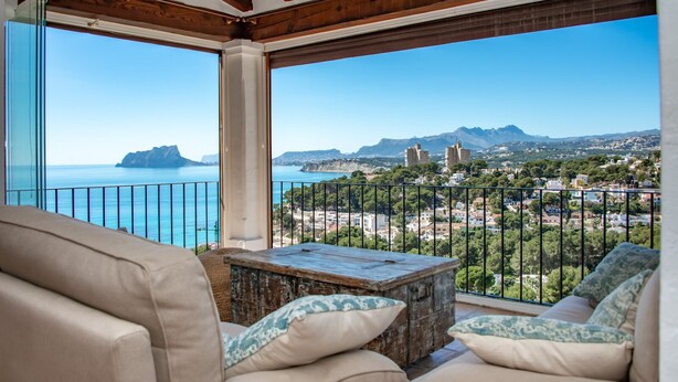 A balcony with a view of the sea and a distant mountain range. - Bahía del Portet - By Almarina Villas (MORAIRA)