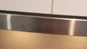 Una campana d'aspiració d'acer inoxidable sobre una cuina.