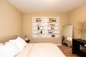 2 Schlafzimmer, Schreibtisch, Bügeleisen/Bügelbrett, Reisekinderbett