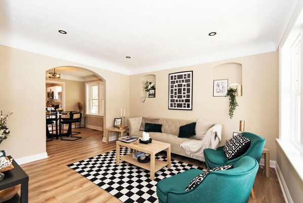 Smart-TV, Tischfußball, Bücher, Streaming-Dienste