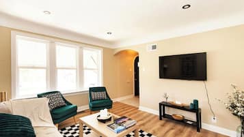 TV connectée, baby-foot, livres, services de streaming