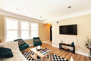 Smart-TV, Tischfußball, Bücher, Streaming-Dienste