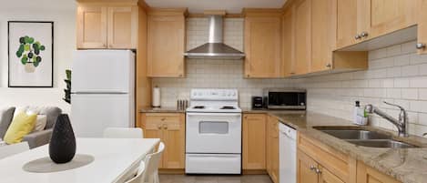 Superior Apartment | Private kitchen | Fridge, microwave, oven, stovetop