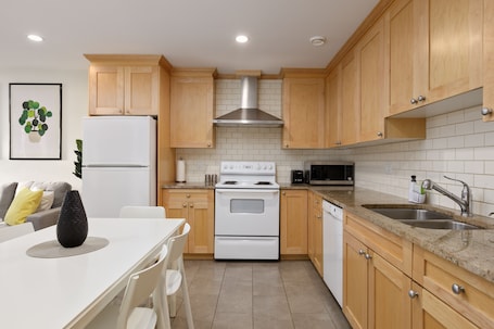 Refrigerador, microondas, horno, placa de cocina