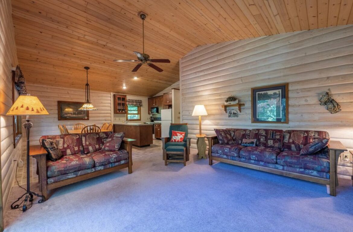 Peaceful lakefront Cabin with High Speed Internet