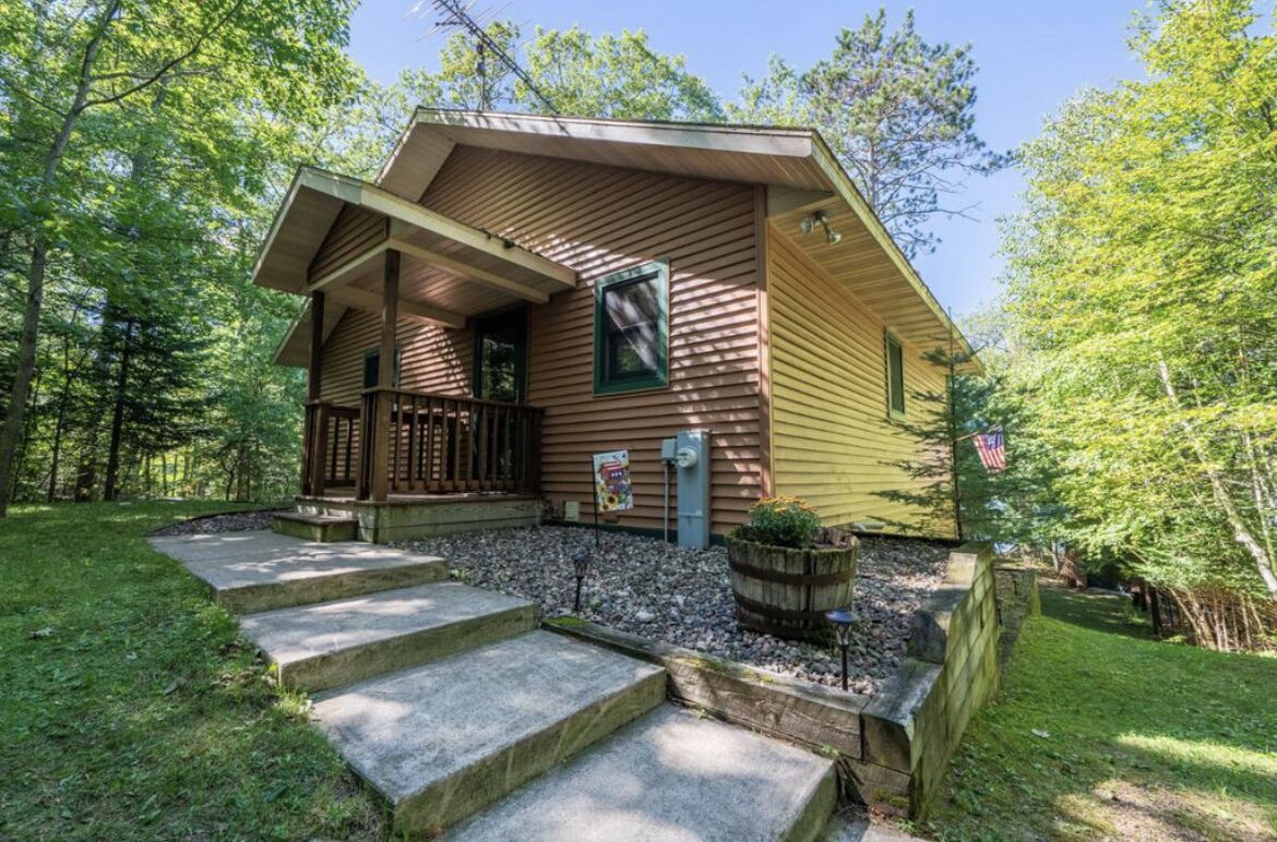 Peaceful lakefront Cabin with High Speed Internet