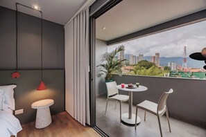 ห้องดีลักซ์ดับเบิล | เครื่องนอนระดับพรีเมียม, ตู้นิรภัยในห้องพัก, ผ้าม่านกันแสง