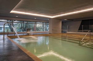 Una piscina cubierta