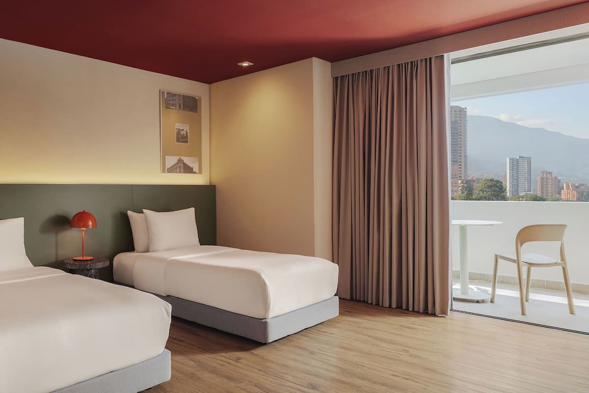 Deluxe-huone, 2 yhden hengen sänkyä, parveke, vuoristonäköala | Ylelliset vuodevaatteet, tallelokero huoneessa, pimennysverhot