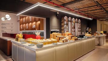 Se ofrece un desayuno bufé (88000 COP por persona)